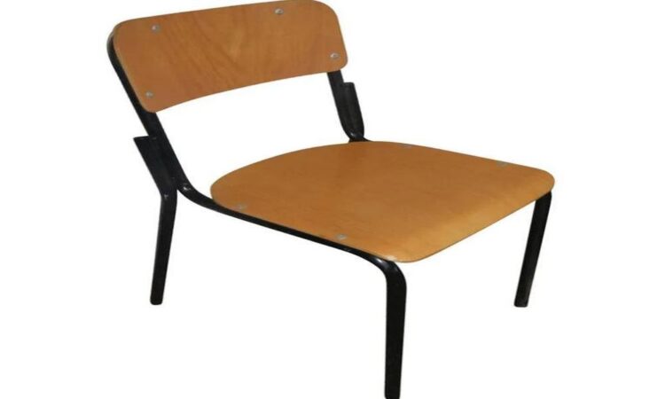 What are the essential features of a school chair